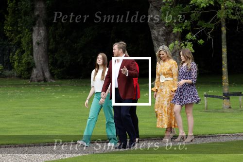 Den haag 16 juli 2021
Koninklijk fotouurtje met Koning Willem Alexander Koningin Maxima Prinses Amalia Alexia en Ariane in de tuin van Paleis Huis ten Bosch.