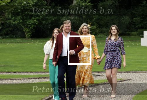 Den haag 16 juli 2021
Koninklijk fotouurtje met Koning Willem Alexander Koningin Maxima Prinses Amalia Alexia en Ariane in de tuin van Paleis Huis ten Bosch.