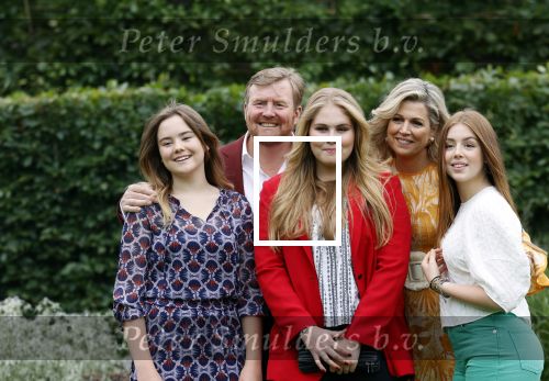Den haag 16 juli 2021
Koninklijk fotouurtje met Koning Willem Alexander Koningin Maxima Prinses Amalia Alexia en Ariane in de tuin van Paleis Huis ten Bosch.