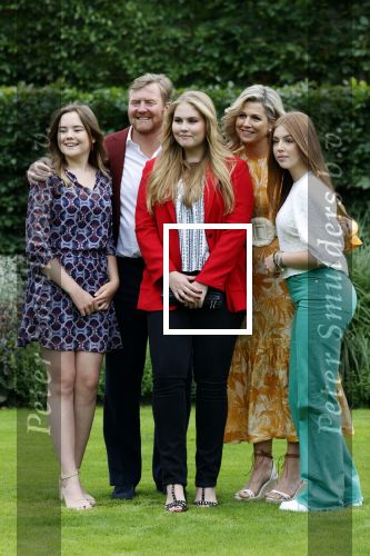 Den haag 16 juli 2021
Koninklijk fotouurtje met Koning Willem Alexander Koningin Maxima Prinses Amalia Alexia en Ariane in de tuin van Paleis Huis ten Bosch.