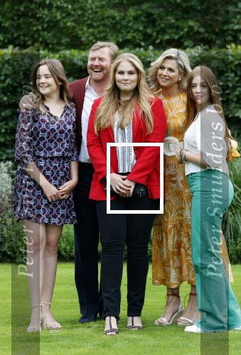 Den haag 16 juli 2021
Koninklijk fotouurtje met Koning Willem Alexander Koningin Maxima Prinses Amalia Alexia en Ariane in de tuin van Paleis Huis ten Bosch.