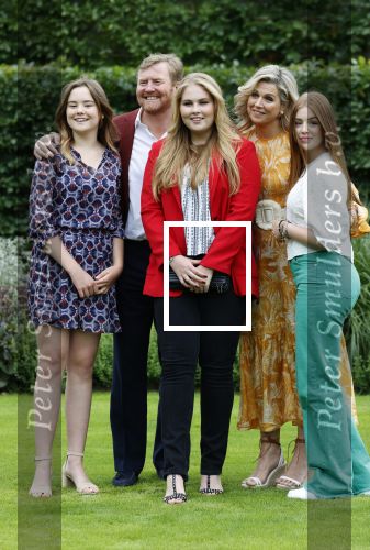 Den haag 16 juli 2021
Koninklijk fotouurtje met Koning Willem Alexander Koningin Maxima Prinses Amalia Alexia en Ariane in de tuin van Paleis Huis ten Bosch.