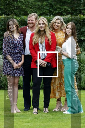 Den haag 16 juli 2021
Koninklijk fotouurtje met Koning Willem Alexander Koningin Maxima Prinses Amalia Alexia en Ariane in de tuin van Paleis Huis ten Bosch.