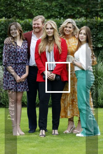 Den haag 16 juli 2021
Koninklijk fotouurtje met Koning Willem Alexander Koningin Maxima Prinses Amalia Alexia en Ariane in de tuin van Paleis Huis ten Bosch.