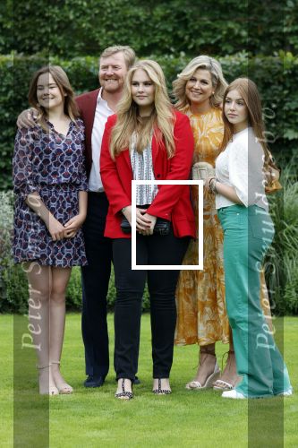 Den haag 16 juli 2021
Koninklijk fotouurtje met Koning Willem Alexander Koningin Maxima Prinses Amalia Alexia en Ariane in de tuin van Paleis Huis ten Bosch.