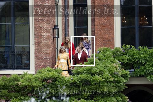 Den haag 16 juli 2021
Koninklijk fotouurtje met Koning Willem Alexander Koningin Maxima Prinses Amalia Alexia en Ariane in de tuin van Paleis Huis ten Bosch.