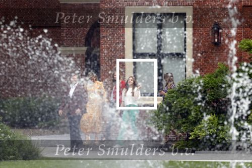 Den haag 16 juli 2021
Koninklijk fotouurtje met Koning Willem Alexander Koningin Maxima Prinses Amalia Alexia en Ariane in de tuin van Paleis Huis ten Bosch.