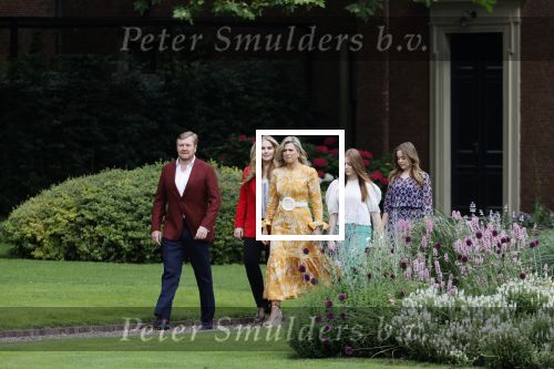 Den haag 16 juli 2021
Koninklijk fotouurtje met Koning Willem Alexander Koningin Maxima Prinses Amalia Alexia en Ariane in de tuin van Paleis Huis ten Bosch.