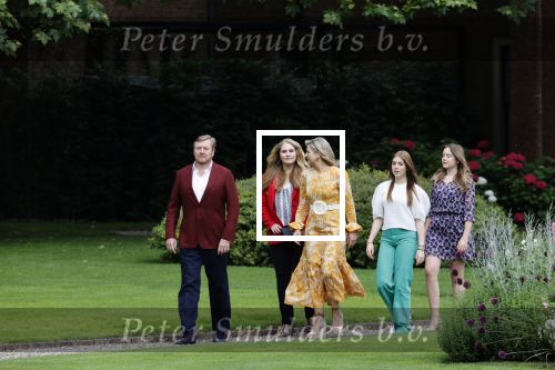 Den haag 16 juli 2021
Koninklijk fotouurtje met Koning Willem Alexander Koningin Maxima Prinses Amalia Alexia en Ariane in de tuin van Paleis Huis ten Bosch.