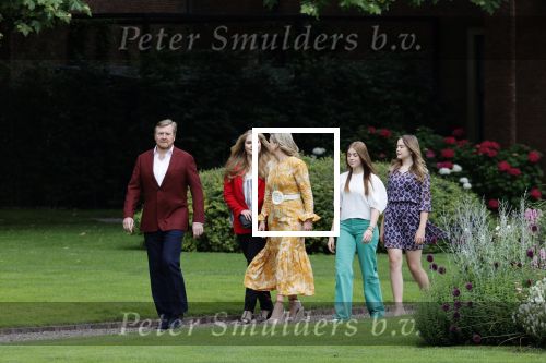 Den haag 16 juli 2021
Koninklijk fotouurtje met Koning Willem Alexander Koningin Maxima Prinses Amalia Alexia en Ariane in de tuin van Paleis Huis ten Bosch.