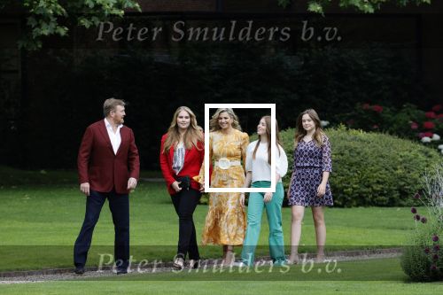 Den haag 16 juli 2021
Koninklijk fotouurtje met Koning Willem Alexander Koningin Maxima Prinses Amalia Alexia en Ariane in de tuin van Paleis Huis ten Bosch.