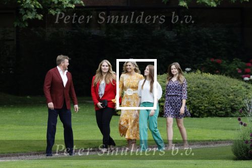 Den haag 16 juli 2021
Koninklijk fotouurtje met Koning Willem Alexander Koningin Maxima Prinses Amalia Alexia en Ariane in de tuin van Paleis Huis ten Bosch.
