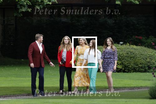 Den haag 16 juli 2021
Koninklijk fotouurtje met Koning Willem Alexander Koningin Maxima Prinses Amalia Alexia en Ariane in de tuin van Paleis Huis ten Bosch.