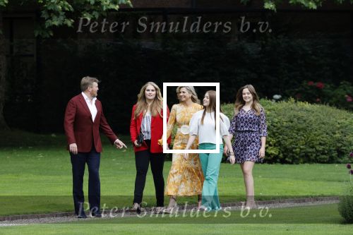 Den haag 16 juli 2021
Koninklijk fotouurtje met Koning Willem Alexander Koningin Maxima Prinses Amalia Alexia en Ariane in de tuin van Paleis Huis ten Bosch.