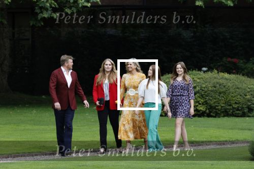 Den haag 16 juli 2021
Koninklijk fotouurtje met Koning Willem Alexander Koningin Maxima Prinses Amalia Alexia en Ariane in de tuin van Paleis Huis ten Bosch.