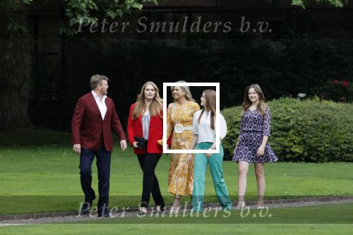 Den haag 16 juli 2021
Koninklijk fotouurtje met Koning Willem Alexander Koningin Maxima Prinses Amalia Alexia en Ariane in de tuin van Paleis Huis ten Bosch.