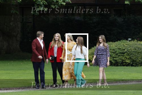 Den haag 16 juli 2021
Koninklijk fotouurtje met Koning Willem Alexander Koningin Maxima Prinses Amalia Alexia en Ariane in de tuin van Paleis Huis ten Bosch.