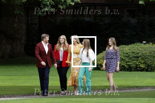 Den haag 16 juli 2021
Koninklijk fotouurtje met Koning Willem Alexander Koningin Maxima Prinses Amalia Alexia en Ariane in de tuin van Paleis Huis ten Bosch.