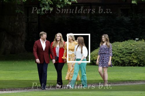 Den haag 16 juli 2021
Koninklijk fotouurtje met Koning Willem Alexander Koningin Maxima Prinses Amalia Alexia en Ariane in de tuin van Paleis Huis ten Bosch.