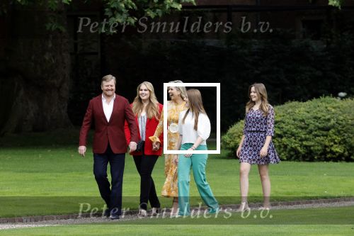 Den haag 16 juli 2021
Koninklijk fotouurtje met Koning Willem Alexander Koningin Maxima Prinses Amalia Alexia en Ariane in de tuin van Paleis Huis ten Bosch.