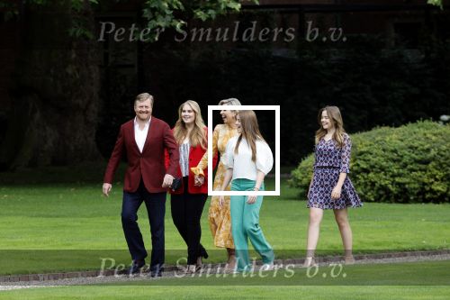 Den haag 16 juli 2021
Koninklijk fotouurtje met Koning Willem Alexander Koningin Maxima Prinses Amalia Alexia en Ariane in de tuin van Paleis Huis ten Bosch.