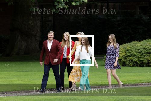 Den haag 16 juli 2021
Koninklijk fotouurtje met Koning Willem Alexander Koningin Maxima Prinses Amalia Alexia en Ariane in de tuin van Paleis Huis ten Bosch.