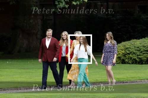 Den haag 16 juli 2021
Koninklijk fotouurtje met Koning Willem Alexander Koningin Maxima Prinses Amalia Alexia en Ariane in de tuin van Paleis Huis ten Bosch.