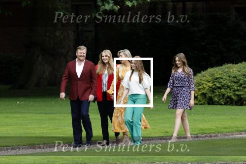 Den haag 16 juli 2021
Koninklijk fotouurtje met Koning Willem Alexander Koningin Maxima Prinses Amalia Alexia en Ariane in de tuin van Paleis Huis ten Bosch.