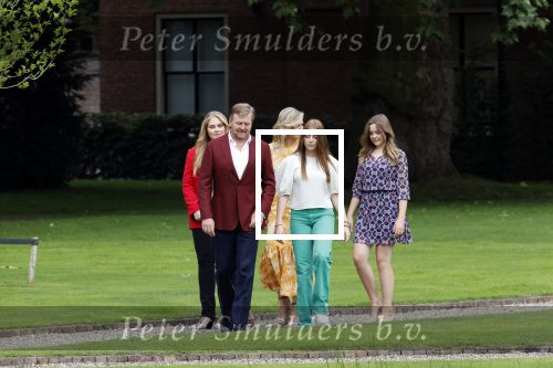 Den haag 16 juli 2021
Koninklijk fotouurtje met Koning Willem Alexander Koningin Maxima Prinses Amalia Alexia en Ariane in de tuin van Paleis Huis ten Bosch.