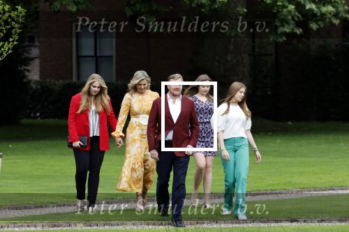 Den haag 16 juli 2021
Koninklijk fotouurtje met Koning Willem Alexander Koningin Maxima Prinses Amalia Alexia en Ariane in de tuin van Paleis Huis ten Bosch.