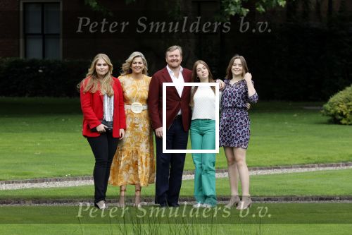 Den haag 16 juli 2021
Koninklijk fotouurtje met Koning Willem Alexander Koningin Maxima Prinses Amalia Alexia en Ariane in de tuin van Paleis Huis ten Bosch.
