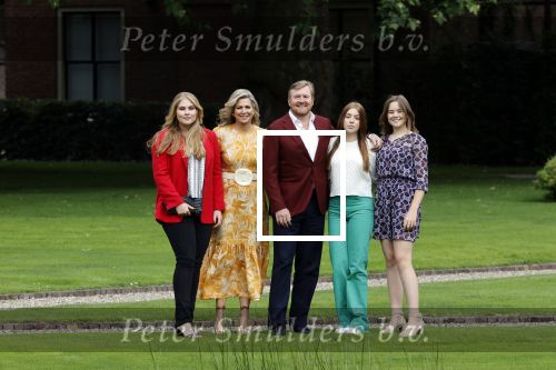 Den haag 16 juli 2021
Koninklijk fotouurtje met Koning Willem Alexander Koningin Maxima Prinses Amalia Alexia en Ariane in de tuin van Paleis Huis ten Bosch.