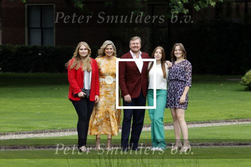 Den haag 16 juli 2021
Koninklijk fotouurtje met Koning Willem Alexander Koningin Maxima Prinses Amalia Alexia en Ariane in de tuin van Paleis Huis ten Bosch.