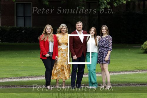 Den haag 16 juli 2021
Koninklijk fotouurtje met Koning Willem Alexander Koningin Maxima Prinses Amalia Alexia en Ariane in de tuin van Paleis Huis ten Bosch.