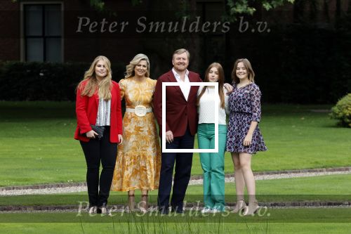 Den haag 16 juli 2021
Koninklijk fotouurtje met Koning Willem Alexander Koningin Maxima Prinses Amalia Alexia en Ariane in de tuin van Paleis Huis ten Bosch.