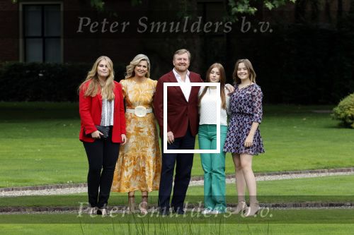 Den haag 16 juli 2021
Koninklijk fotouurtje met Koning Willem Alexander Koningin Maxima Prinses Amalia Alexia en Ariane in de tuin van Paleis Huis ten Bosch.