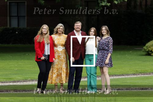 Den haag 16 juli 2021
Koninklijk fotouurtje met Koning Willem Alexander Koningin Maxima Prinses Amalia Alexia en Ariane in de tuin van Paleis Huis ten Bosch.