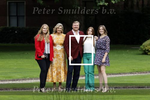 Den haag 16 juli 2021
Koninklijk fotouurtje met Koning Willem Alexander Koningin Maxima Prinses Amalia Alexia en Ariane in de tuin van Paleis Huis ten Bosch.