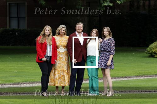 Den haag 16 juli 2021
Koninklijk fotouurtje met Koning Willem Alexander Koningin Maxima Prinses Amalia Alexia en Ariane in de tuin van Paleis Huis ten Bosch.