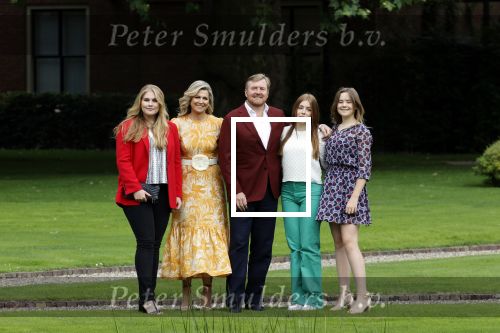 Den haag 16 juli 2021
Koninklijk fotouurtje met Koning Willem Alexander Koningin Maxima Prinses Amalia Alexia en Ariane in de tuin van Paleis Huis ten Bosch.