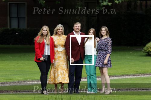 Den haag 16 juli 2021
Koninklijk fotouurtje met Koning Willem Alexander Koningin Maxima Prinses Amalia Alexia en Ariane in de tuin van Paleis Huis ten Bosch.