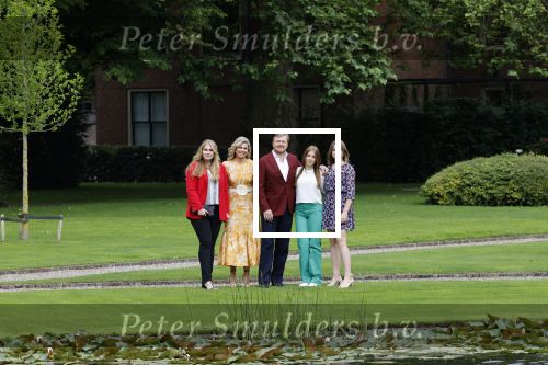 Den haag 16 juli 2021
Koninklijk fotouurtje met Koning Willem Alexander Koningin Maxima Prinses Amalia Alexia en Ariane in de tuin van Paleis Huis ten Bosch.