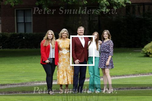 Den haag 16 juli 2021
Koninklijk fotouurtje met Koning Willem Alexander Koningin Maxima Prinses Amalia Alexia en Ariane in de tuin van Paleis Huis ten Bosch.