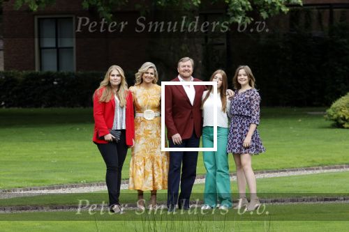 Den haag 16 juli 2021
Koninklijk fotouurtje met Koning Willem Alexander Koningin Maxima Prinses Amalia Alexia en Ariane in de tuin van Paleis Huis ten Bosch.