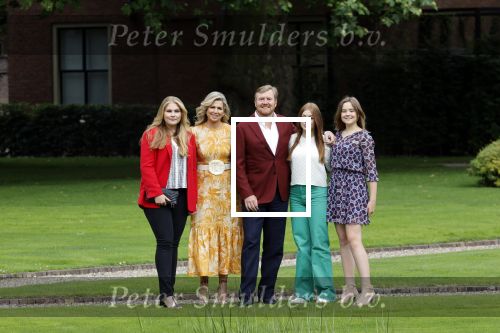 Den haag 16 juli 2021
Koninklijk fotouurtje met Koning Willem Alexander Koningin Maxima Prinses Amalia Alexia en Ariane in de tuin van Paleis Huis ten Bosch.