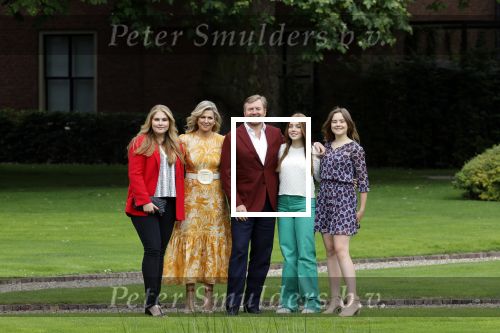 Den haag 16 juli 2021
Koninklijk fotouurtje met Koning Willem Alexander Koningin Maxima Prinses Amalia Alexia en Ariane in de tuin van Paleis Huis ten Bosch.