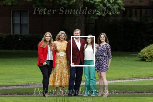 Den haag 16 juli 2021
Koninklijk fotouurtje met Koning Willem Alexander Koningin Maxima Prinses Amalia Alexia en Ariane in de tuin van Paleis Huis ten Bosch.