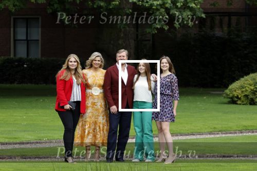 Den haag 16 juli 2021
Koninklijk fotouurtje met Koning Willem Alexander Koningin Maxima Prinses Amalia Alexia en Ariane in de tuin van Paleis Huis ten Bosch.