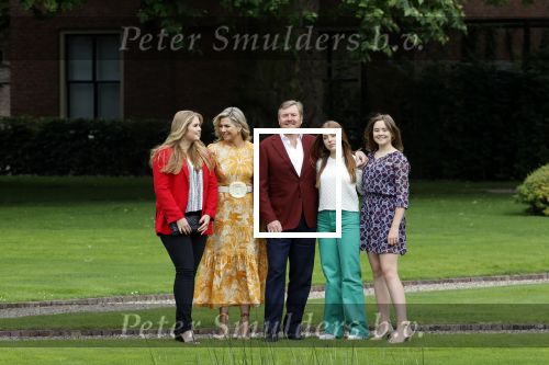 Den haag 16 juli 2021
Koninklijk fotouurtje met Koning Willem Alexander Koningin Maxima Prinses Amalia Alexia en Ariane in de tuin van Paleis Huis ten Bosch.