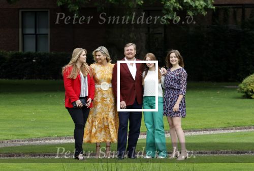 Den haag 16 juli 2021
Koninklijk fotouurtje met Koning Willem Alexander Koningin Maxima Prinses Amalia Alexia en Ariane in de tuin van Paleis Huis ten Bosch.